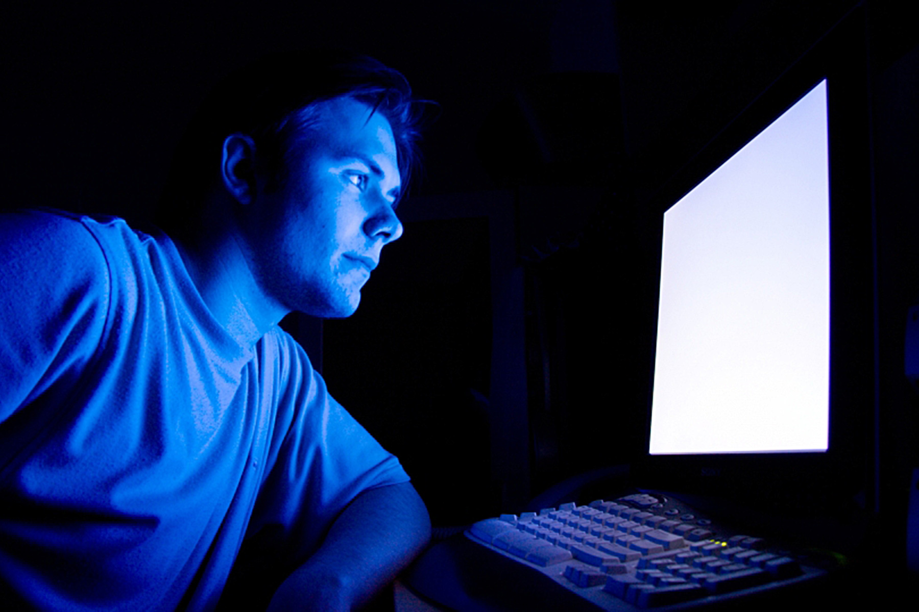 Лицо пк. Человек перед компьютером. Сидит за компьютером ночью. Человек перед монитором. Мужчина за компьютером в темноте.